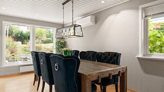 Store vindusflater gir godt lysinnslipp til spisebordet.