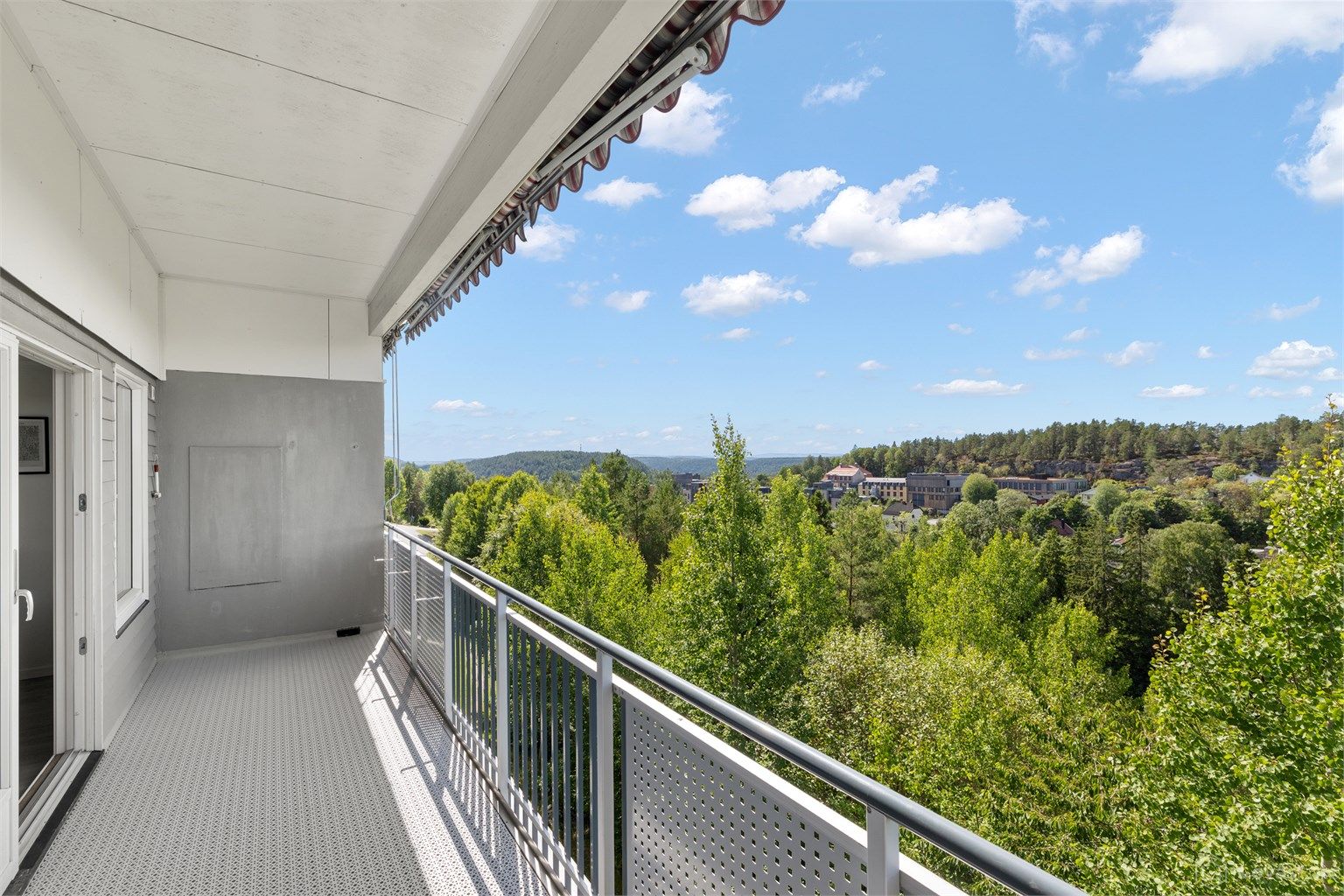 Fra stuen er det utgang til en romslig balkong på 12 m². Her er det god plass til sittegruppe og en markise er montert.
Foto: John Løvås