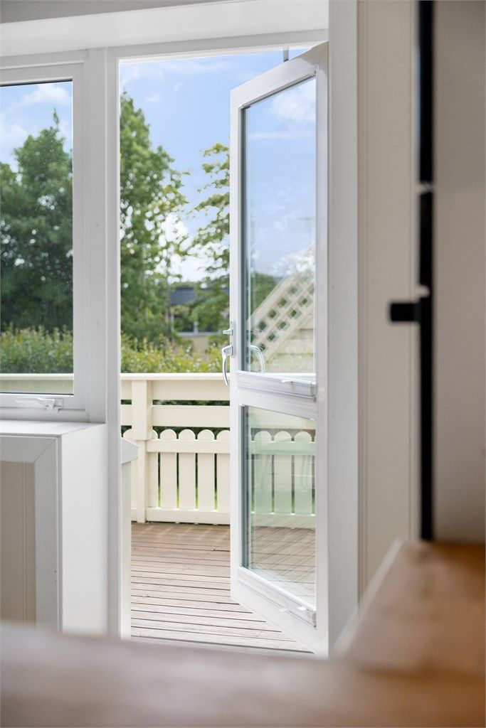 Fra kjøkkenet er det direkte utgang til terrassen.