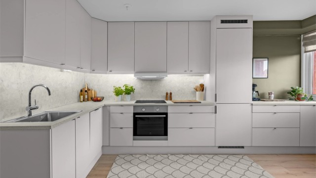 Kjøkken ble modernisert i 2025 med nye fronter, benkeplate, ny ventilator, vask og armatur, integrert kjøleskap og forlenget kjøkken.