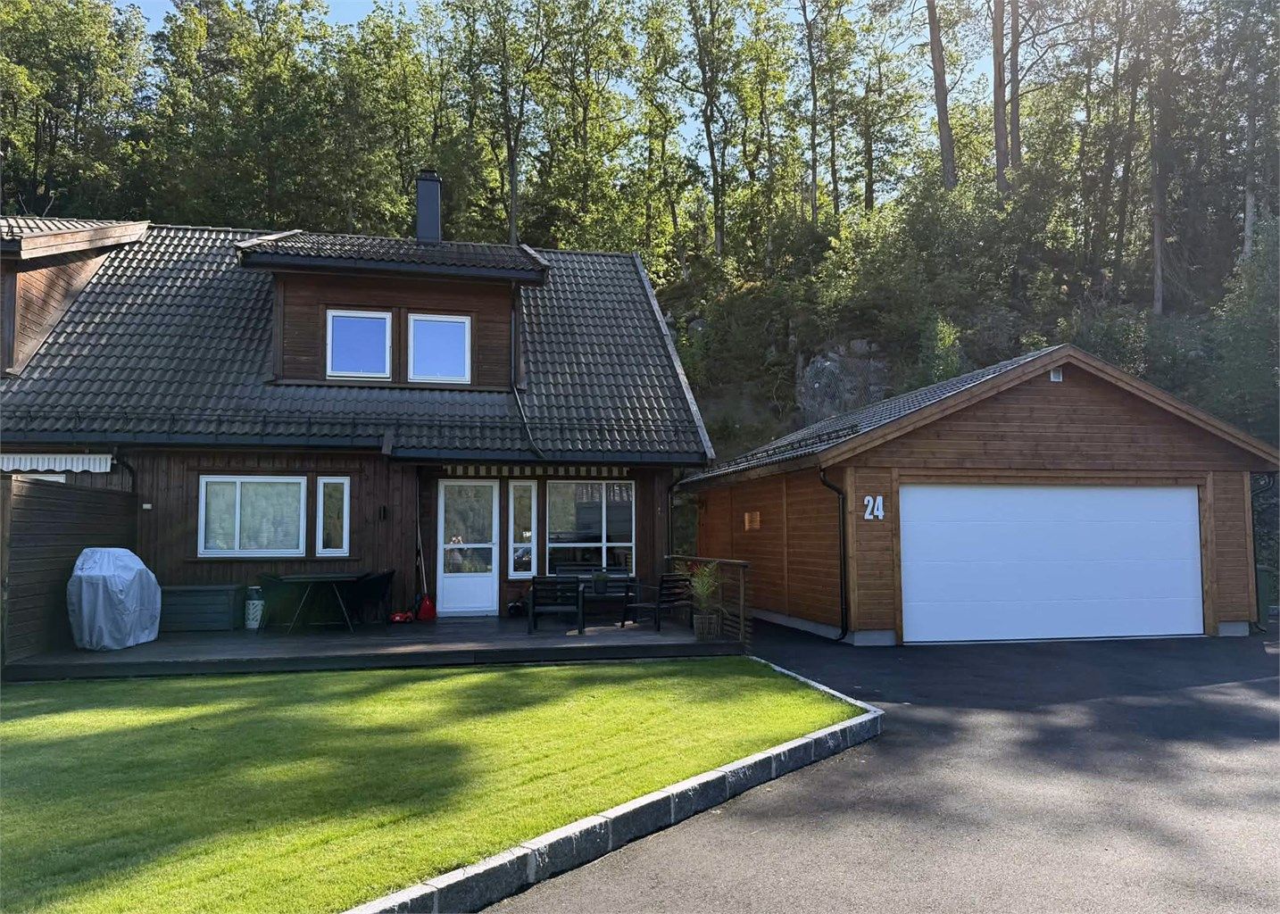 Pen opparbeidet utearealer med dobbel garasje 