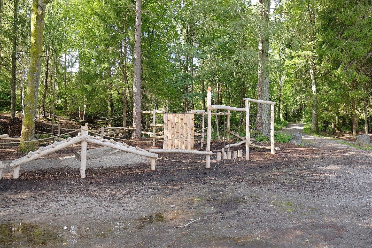 Flere lekeplasser og idrettsanlegg i umiddelbar nærhet.