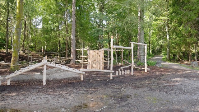 Flere lekeplasser og idrettsanlegg i umiddelbar nærhet.