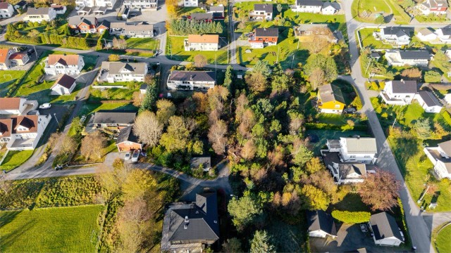 Tomten ligger skjermet til i et veletablert boligfelt.
Foto: Stian Wiik