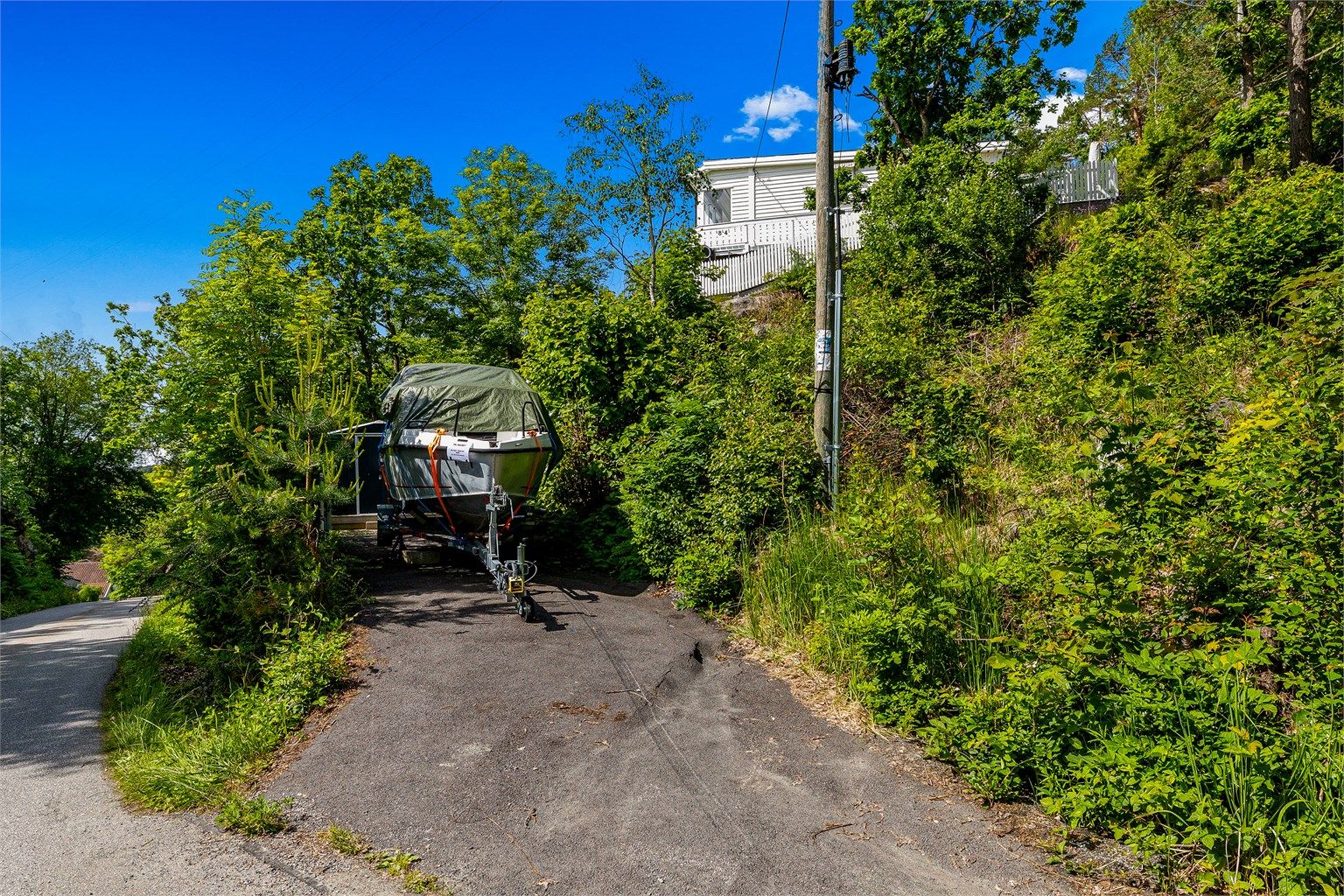 God plass til parkering  ved adkomst til hytta nede ved veien.