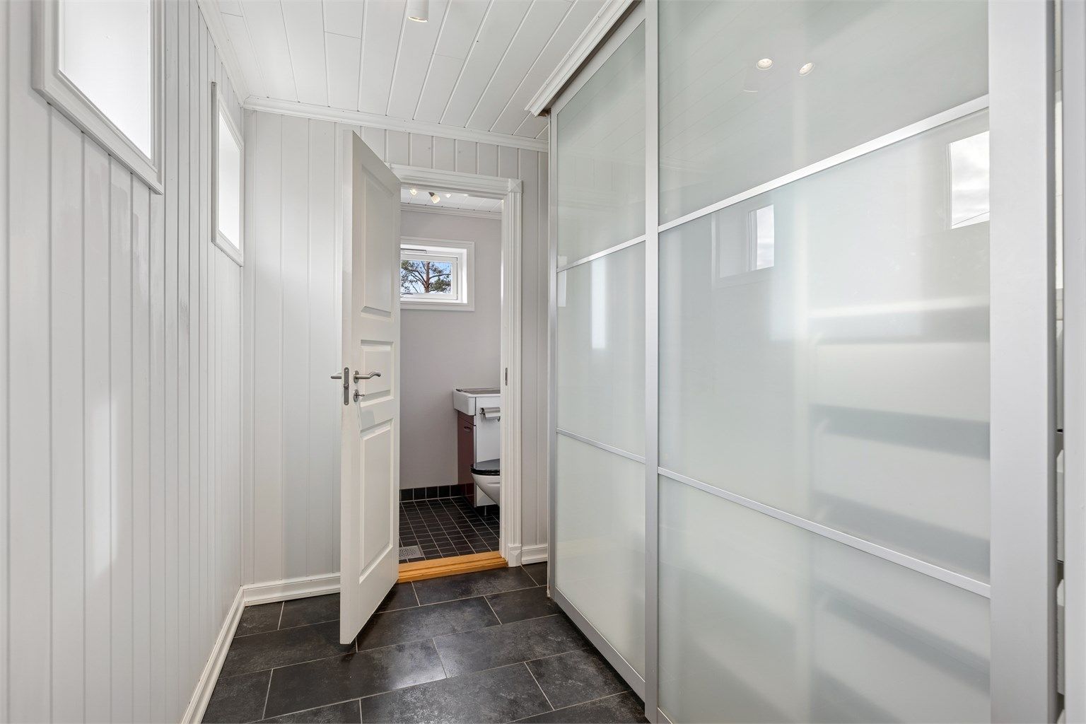 Romslig skyvedørsgarderobe og det er en praktisk- og enkel adkomst til vaskerommet