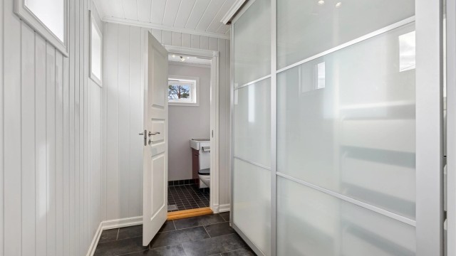 Romslig skyvedørsgarderobe og det er en praktisk- og enkel adkomst til vaskerommet