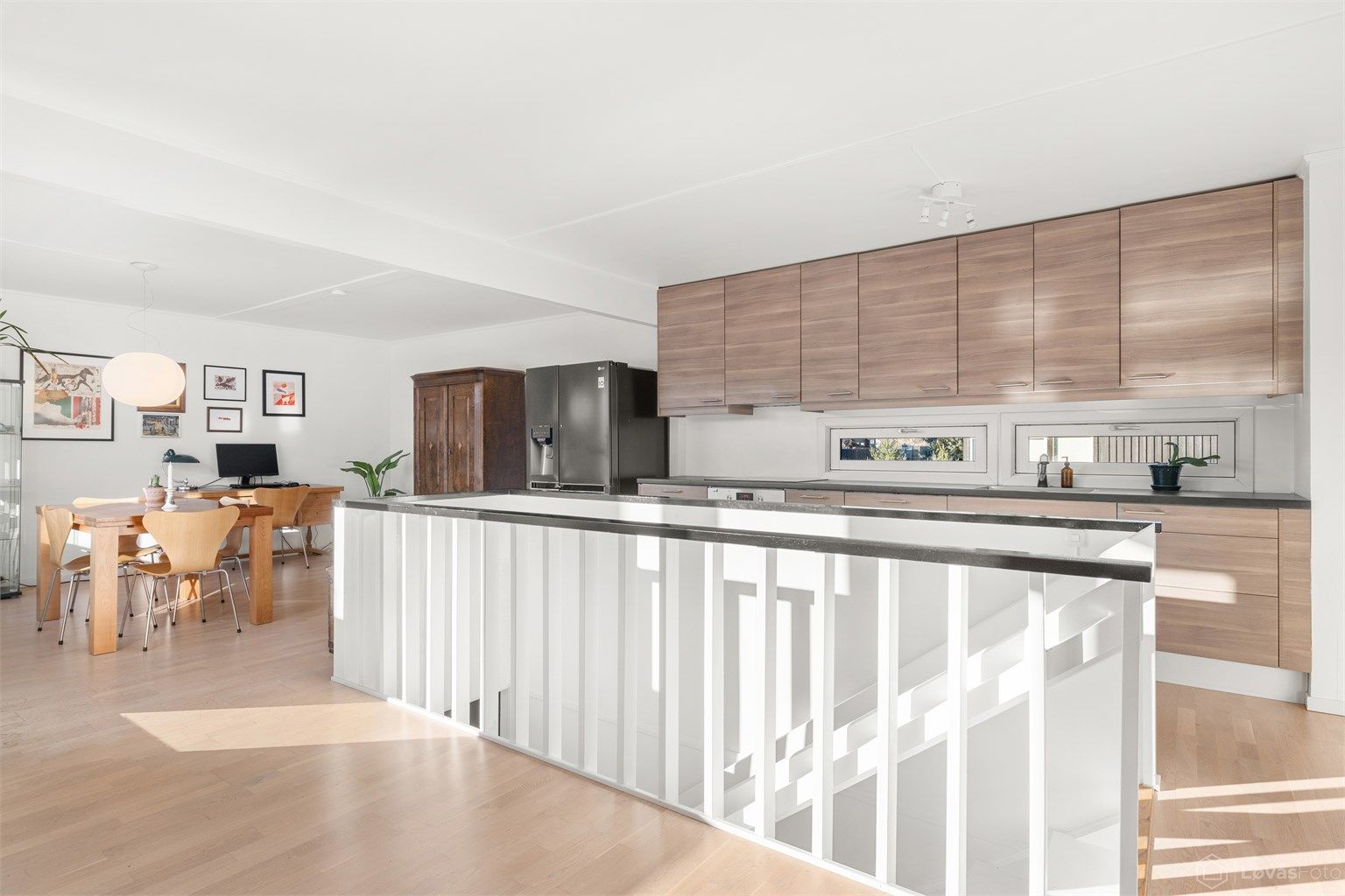 Kjøkkenet er en integrert del av den sosiale sonen i andre etasje.