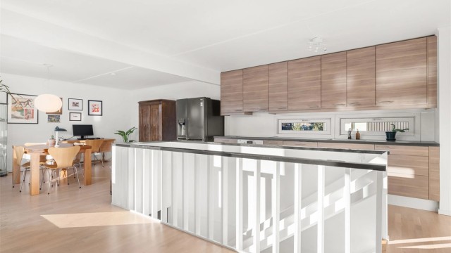 Kjøkkenet er en integrert del av den sosiale sonen i andre etasje.