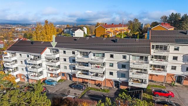 Bygget ligger tilbaketrukket til i et etablert og barnevennlig boligområde.