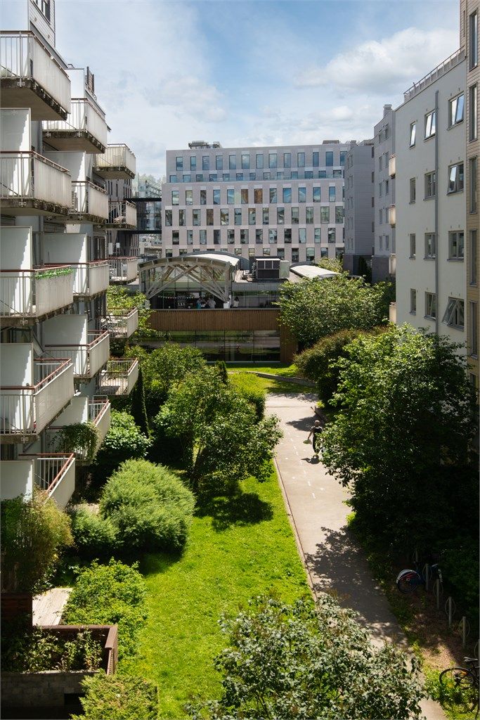 Utsyn mot felles grønt arealer fra balkongen, noe som gjør at leiligheten har en god beliggenhet i borettslaget.