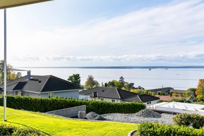 Både hagen og utearealene tilknyttet boligen er henvendt mot fjorden.