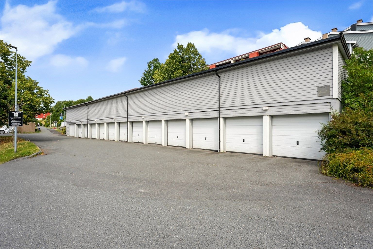 Boligen disponerer garasjeplass i felles anlegg, med installert elbillader.