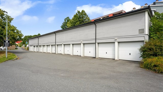 Boligen disponerer garasjeplass i felles anlegg, med installert elbillader.