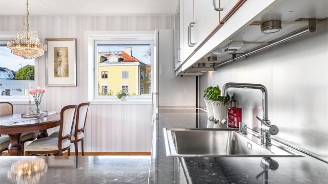 I tillegg til benkeplater og vask ble benkebereder og motor i kjøkkenets ventilator skiftet ut i 2021.