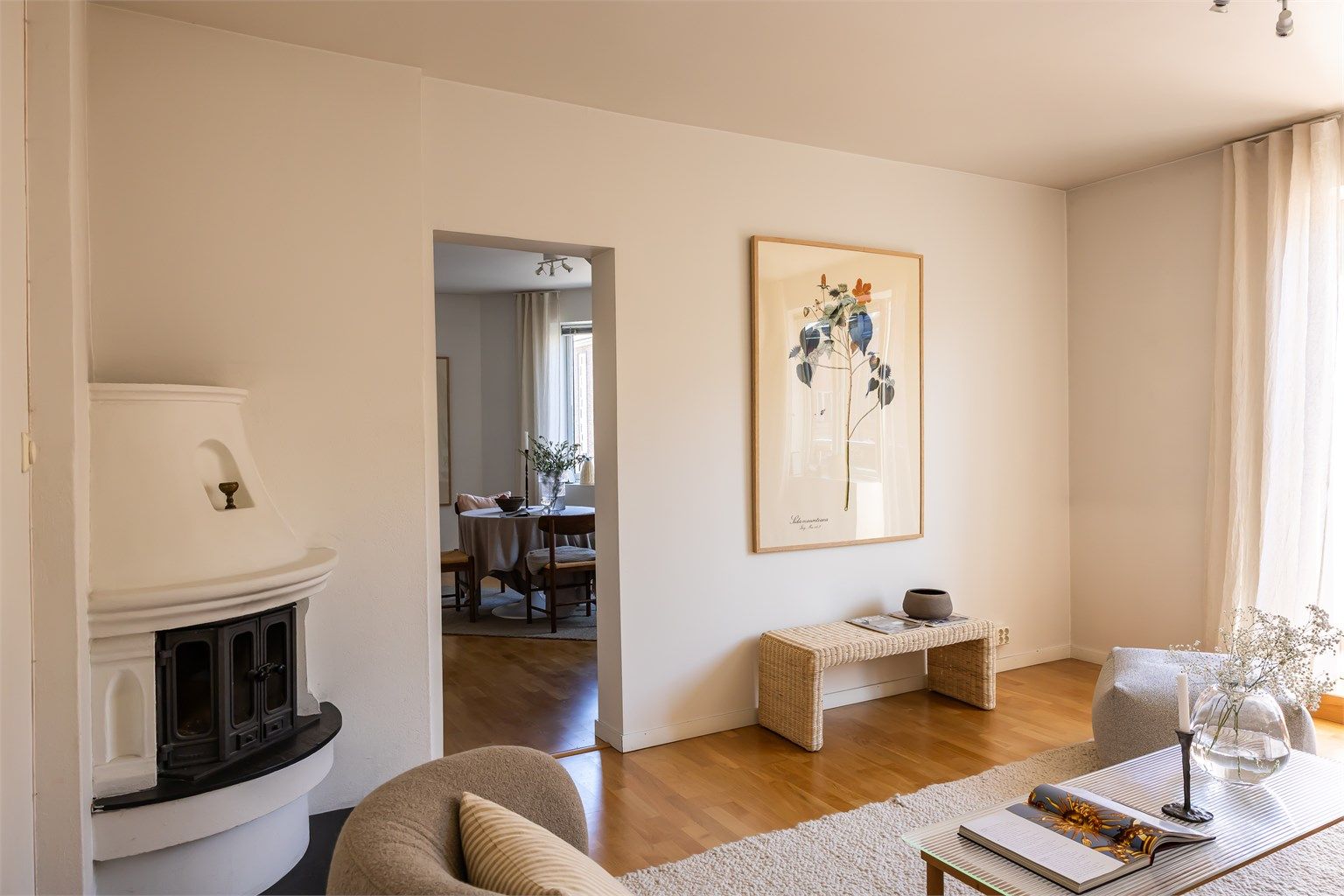 Hovedetasjen / 4. etasje består av entré, garderobe, bad, stue, spisestue og kjøkken.