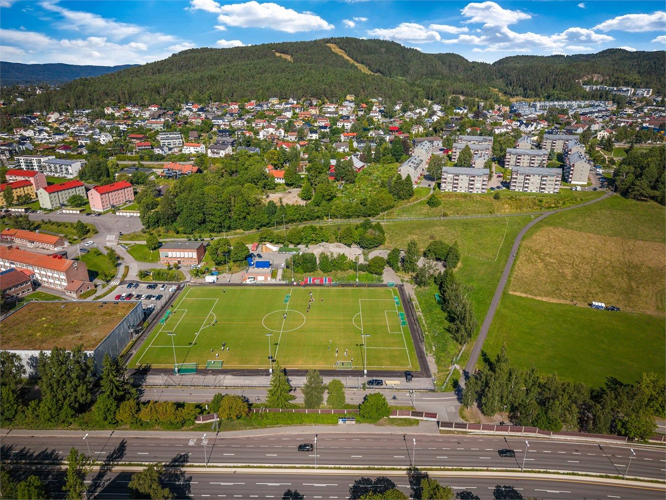 Årvoll kunstgress (11er-bane): Dette er hovedbanen til Årvoll Idrettslag. Banen ble nylig rehabilitert og offisielt gjenåpnet i august 2026, og klubben har også fått på plass undervarme for gode treningsforhold om vinteren
