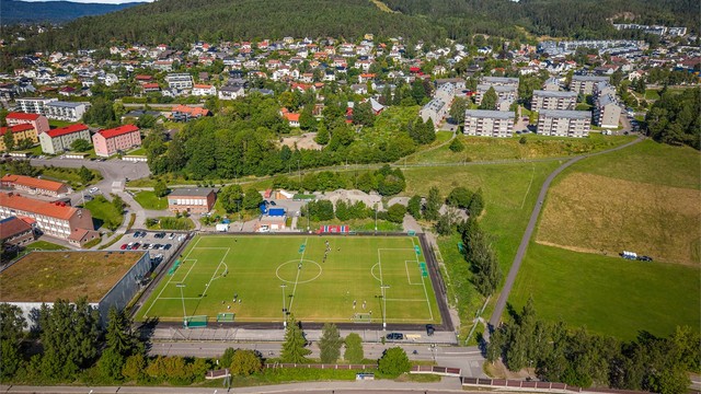 Årvoll kunstgress (11er-bane): Dette er hovedbanen til Årvoll Idrettslag. Banen ble nylig rehabilitert og offisielt gjenåpnet i august 2026, og klubben har også fått på plass undervarme for gode treningsforhold om vinteren
