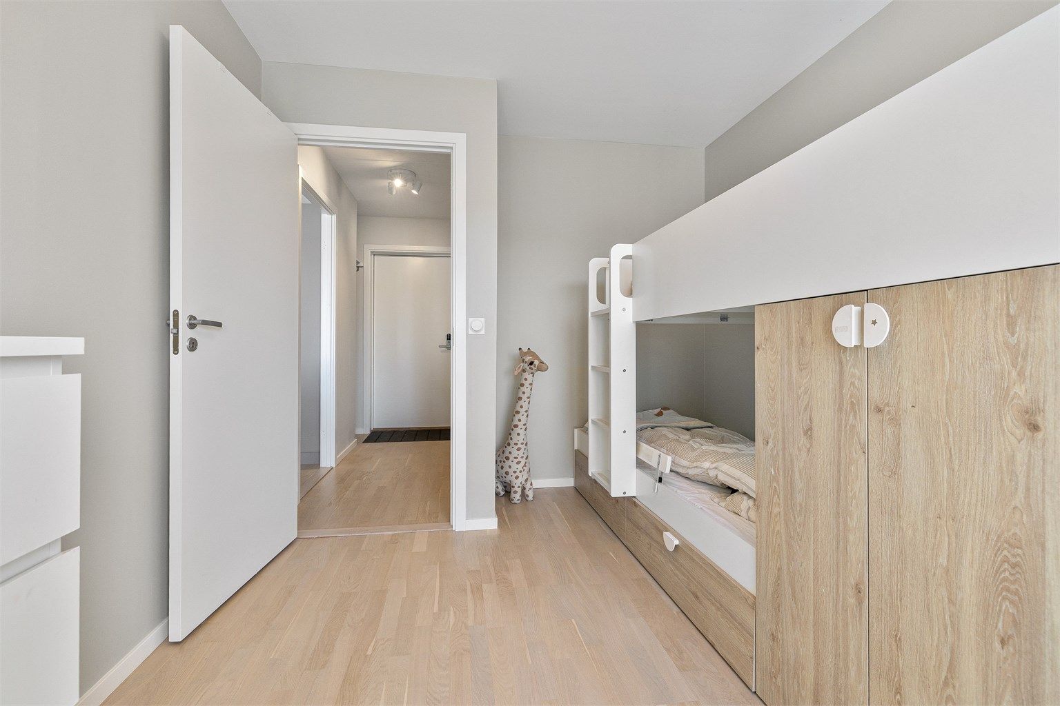 Også her er gulvet slipt. For nisjen innerst i rommet, følger det med nye garderobeskyvedører fra Kvik fra 2024 som kan monteres opp.