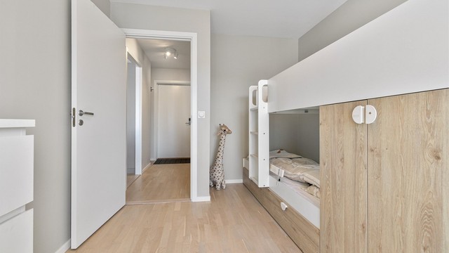 Også her er gulvet slipt. For nisjen innerst i rommet, følger det med nye garderobeskyvedører fra Kvik fra 2024 som kan monteres opp.