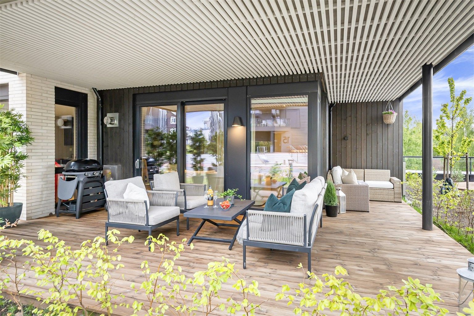 Moderne endeleilighet med stor sør- og vestvendt terrasse og garasje. Foto: Zovenfra AS
