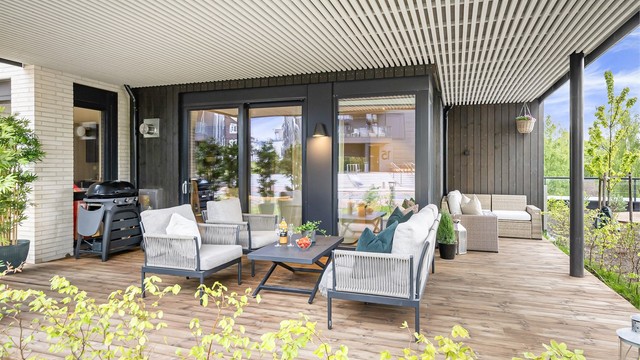 Moderne endeleilighet med stor sør- og vestvendt terrasse og garasje. Foto: Zovenfra AS