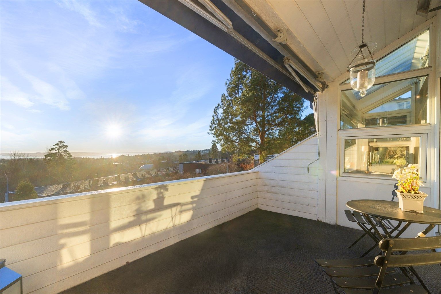 Solrik balkong med sydvendt beliggenhet.