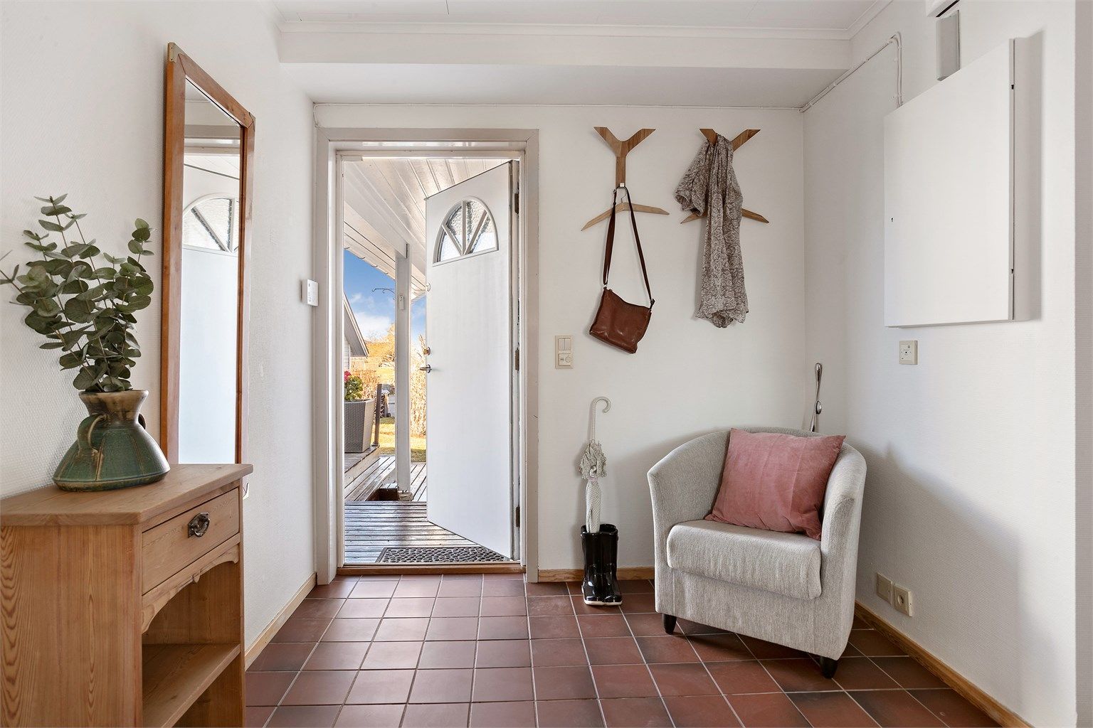 Velkommen inn i en flislagt entré med varme i gulv