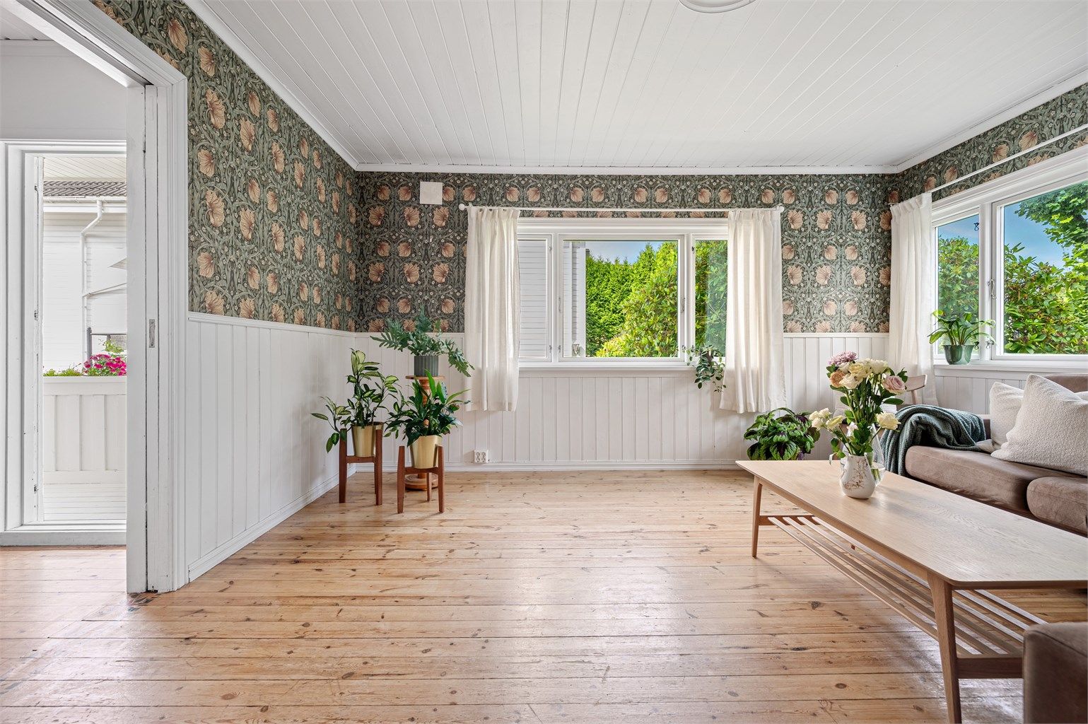 Store vindusflater gir rikelig med naturlig lys og en luftig atmosfære.