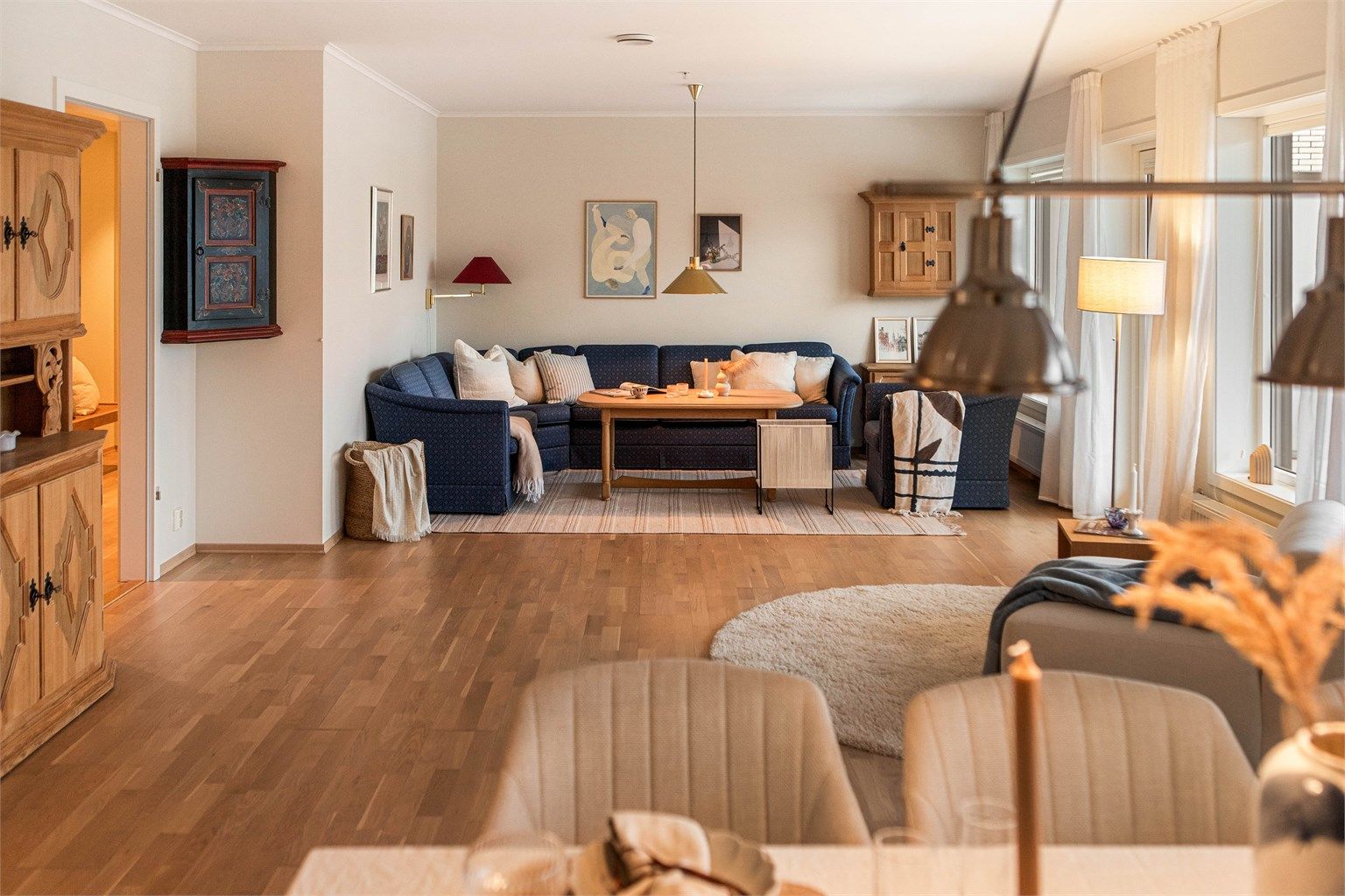 Stuen har eikeparkett på gulv og lysmalte overflater