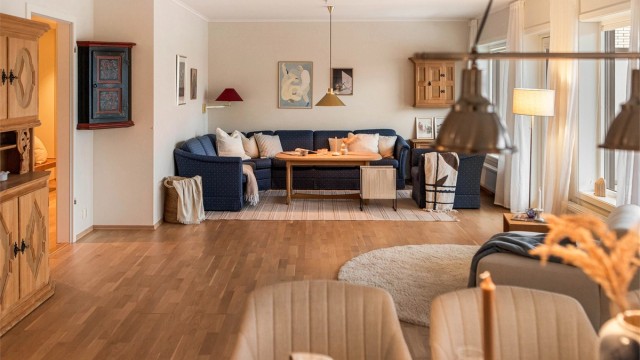 Stuen har eikeparkett på gulv og lysmalte overflater