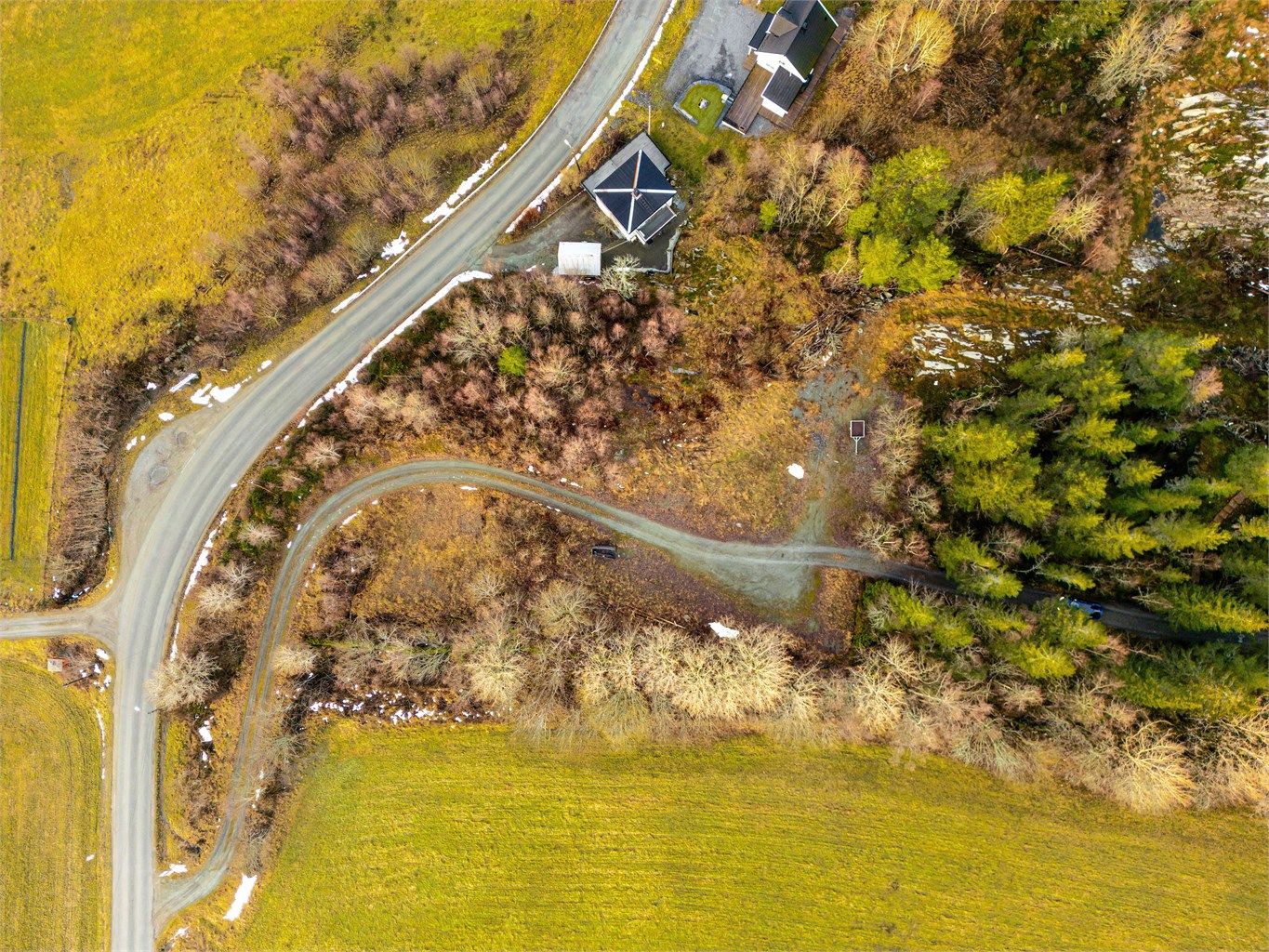 Eiendommen fra fugleperspektiv. Det er etablert helårs bilvei på eiendommen. 