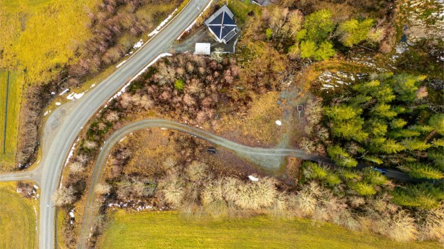 Eiendommen fra fugleperspektiv. Det er etablert helårs bilvei på eiendommen.