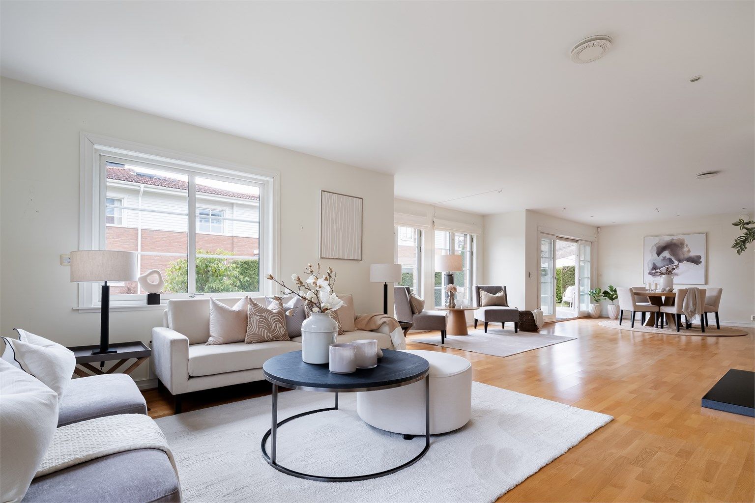 Her er det middelbar nærhet til et godt utvalg av forretninger og servicetilbud på Slemdal og Vinderen Senter, samt offentlig kommunikasjon. Foto: Borowiak, Chris.