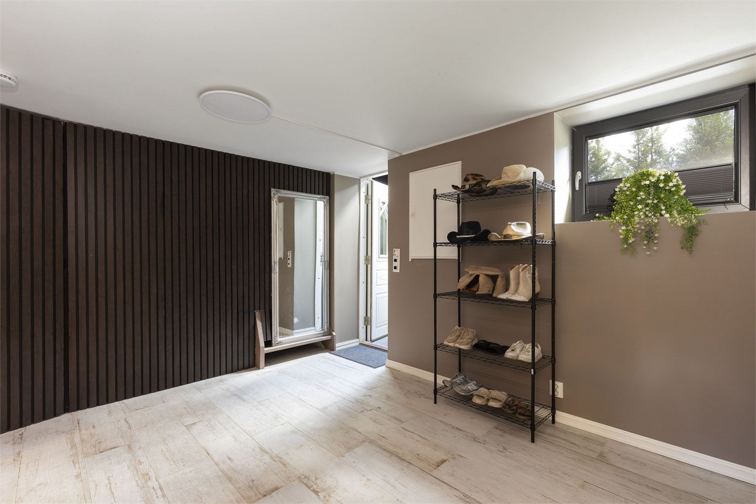 Det er etablert hybeldel i kjelleren på 83 kvm som inneholder: Entre, kjøkken, bad, stue og 2 soverom.