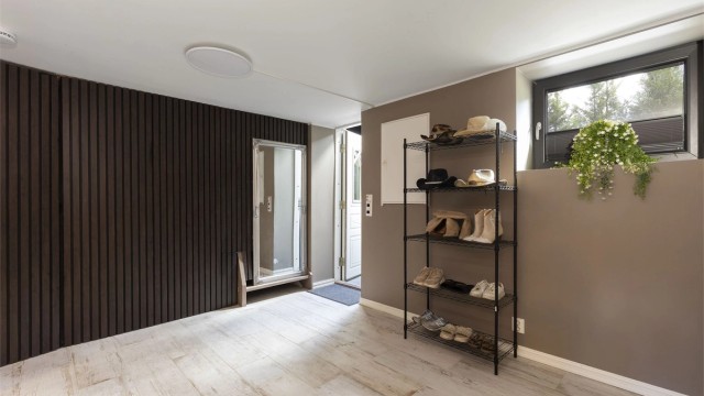 Det er etablert hybeldel i kjelleren på 83 kvm som inneholder: Entre, kjøkken, bad, stue og 2 soverom.