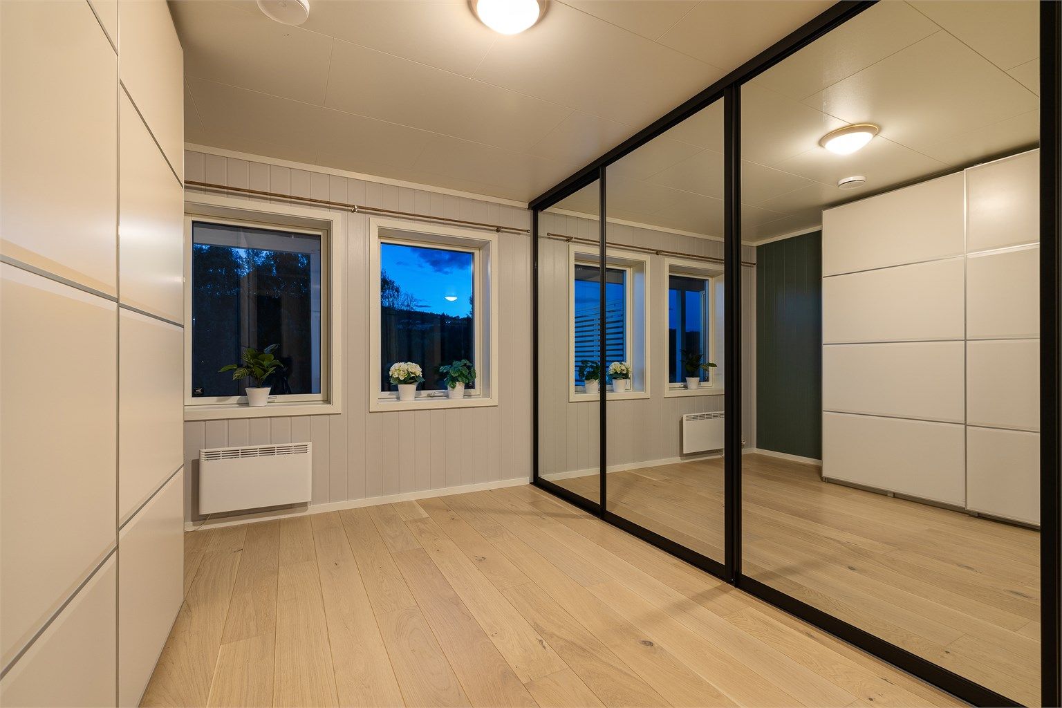 Dette soverommet ligger i underetasjen, og benyttes som garderobe idag.