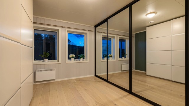 Dette soverommet ligger i underetasjen, og benyttes som garderobe idag.