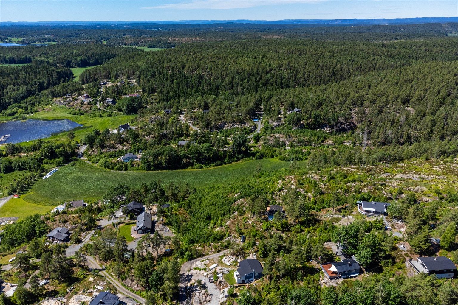 Fra hytta tar det få minutter å rusle ned til strandlinjen hvor eiendommen har tinglyst bade-, fiske- og båtfesterett.