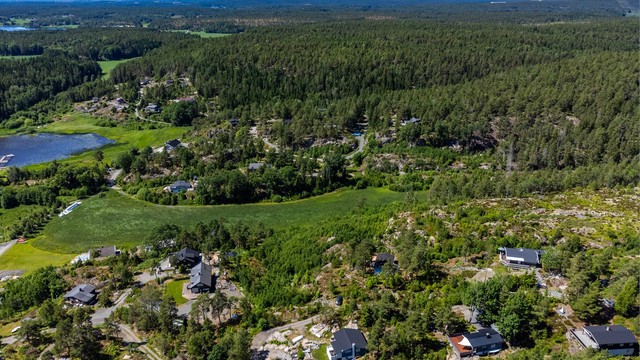 Fra hytta tar det få minutter å rusle ned til strandlinjen hvor eiendommen har tinglyst bade-, fiske- og båtfesterett.