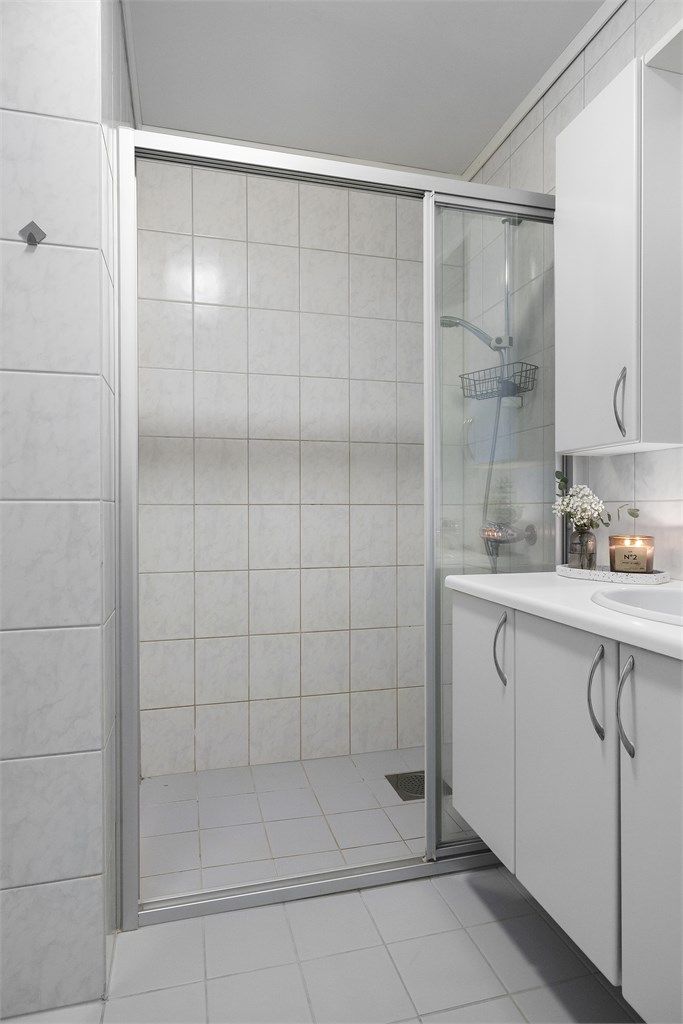 Praktisk dusjnisje med både glassvegg og skyvedør med glass