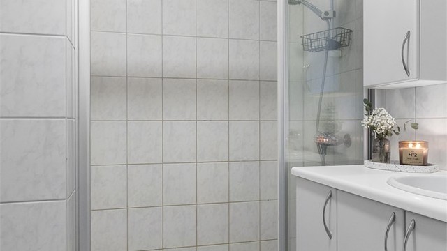 Praktisk dusjnisje med både glassvegg og skyvedør med glass