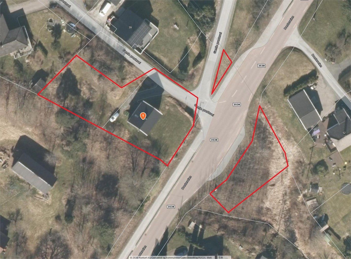 Alt innenfor de røde strekene er angitte grenser på det som inkluderes i salget. Det kan være unøyaktig da tomtegrenser ikke er målt opp i nyere tid. Gamle Prestevei er kommunal vei. Tomtegrenser er tegnet inn iht. angitte grenser hos kartverket.