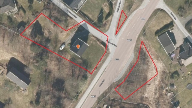 Alt innenfor de røde strekene er angitte grenser på det som inkluderes i salget. Det kan være unøyaktig da tomtegrenser ikke er målt opp i nyere tid. Gamle Prestevei er kommunal vei. Tomtegrenser er tegnet inn iht. angitte grenser hos kartverket.