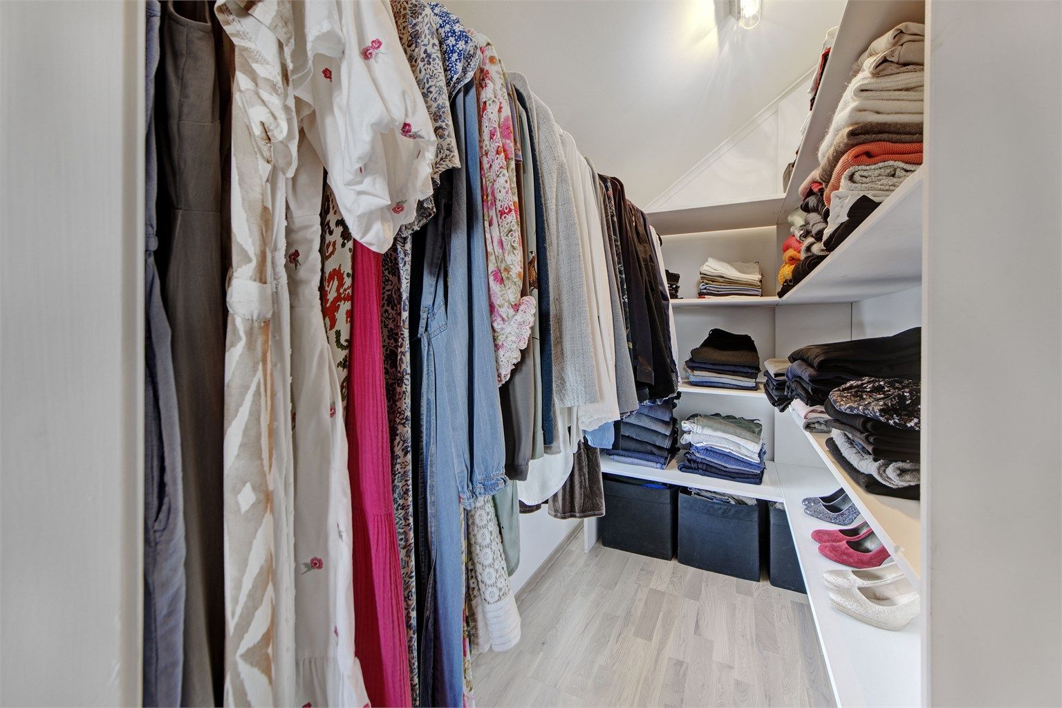 Walk-in-closet er skreddersydd for rommet!