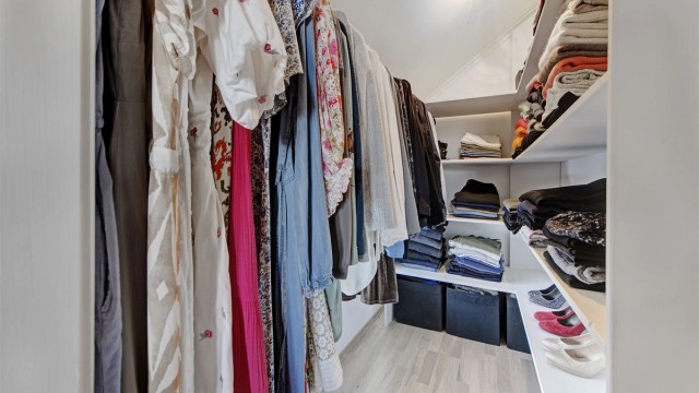 Walk-in-closet er skreddersydd for rommet!