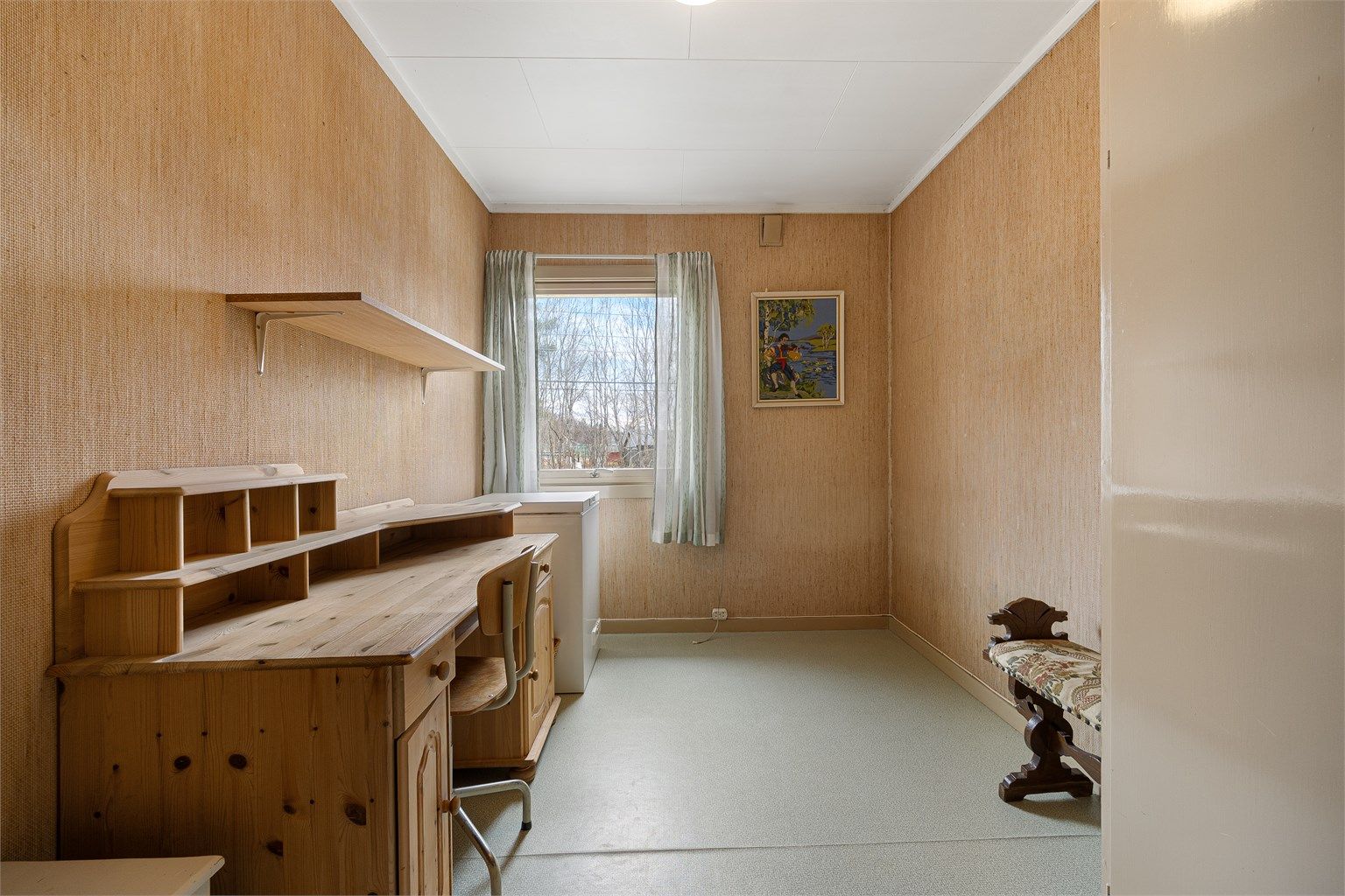 Det ene av to soverom i første etasje, med plass til seng og skrivebord.