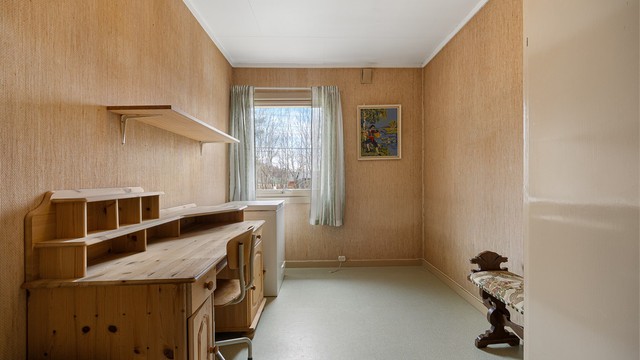 Det ene av to soverom i første etasje, med plass til seng og skrivebord.