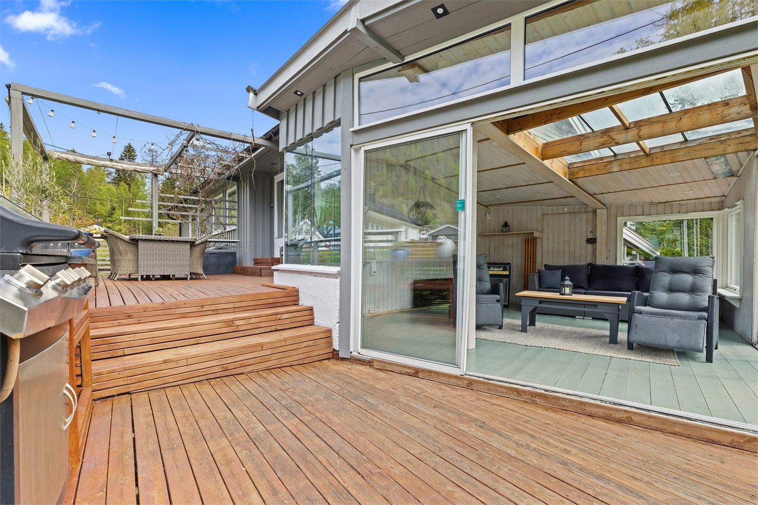 Boligen har en romslig terrasse og en superfin utestue som er fin å trekke inn i når det begynner å bli litt kjørlig eller det kommer en regnskur. Foto: Digital Media AS v/Jørgen Sørbø