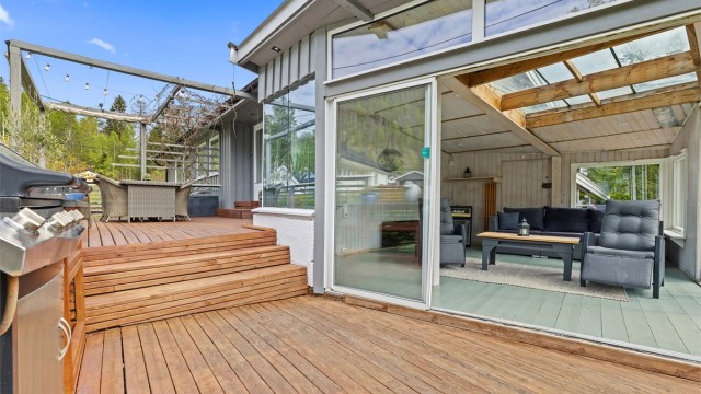 Boligen har en romslig terrasse og en superfin utestue som er fin å trekke inn i når det begynner å bli litt kjørlig eller det kommer en regnskur. Foto: Digital Media AS v/Jørgen Sørbø